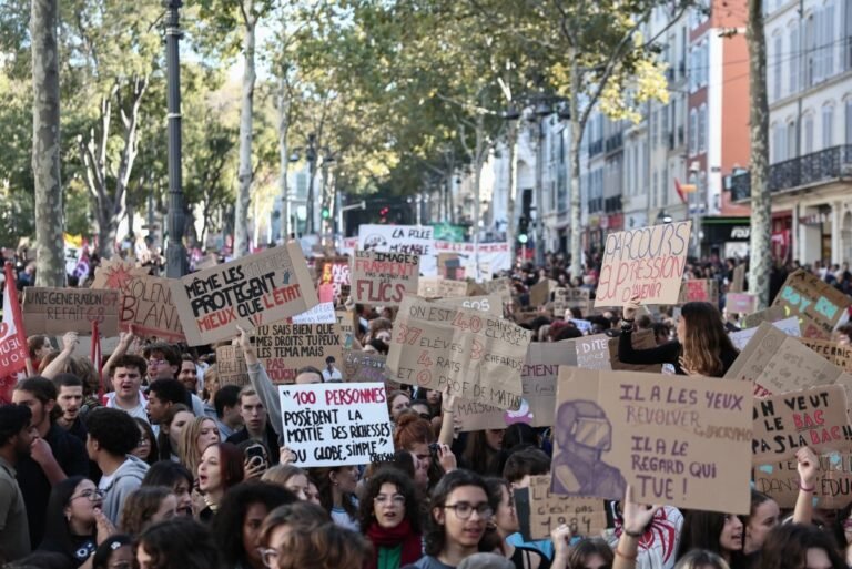 Estudantes franceses retornam às ruas com apoio de Greta Thunberg