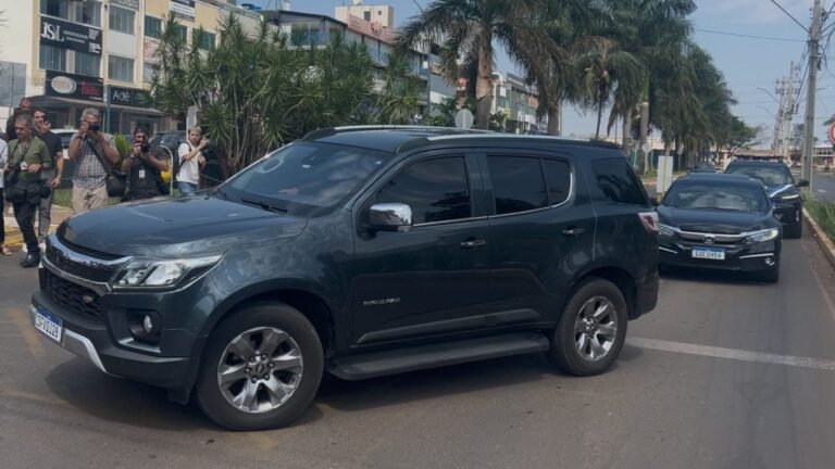 Flávio visita o pai em condomínio de Brasília