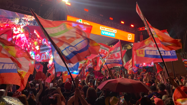 Apoiadores de Lula fazem ato sob chuva