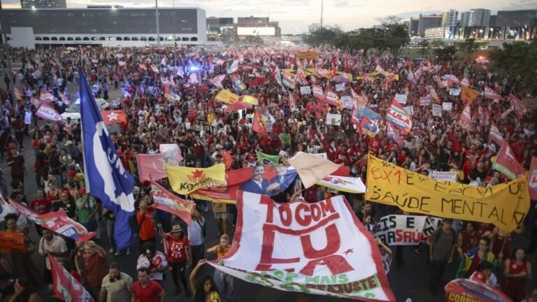 Lula reúne apoiadores em 37 cidades, maior ato em São Paulo