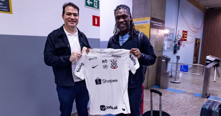 Novo treinador do Corinthians, Clarence Seedorf chega ao Brasil