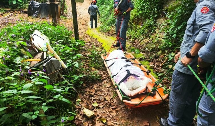 Bombeiros de Ubatuba resgatam idosa de 86 anos na Enseada