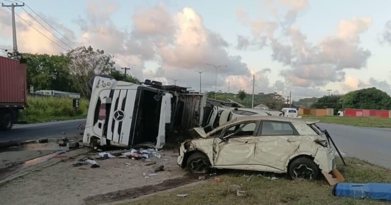 Cegonha com carros da BYD tomba em Recife (PE)