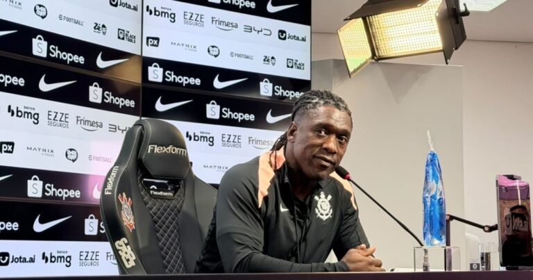 Seedorf deixa política de lado e diz que veio