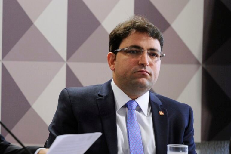 Flávio Bolsonaro foi cadastrado como ‘usuário master’ em conta