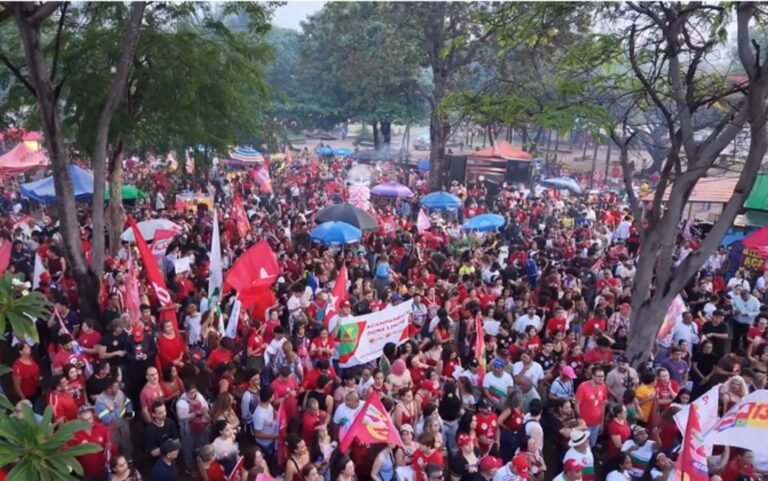 Apoiadores de Lula se reúnem em manifestação