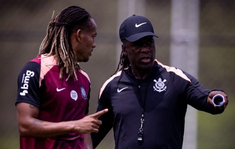 Seedorf inicia trabalhos no Corinthians e prepara mudanças