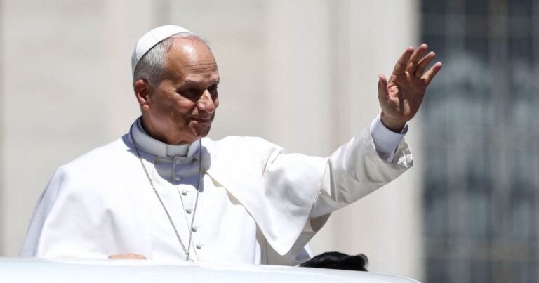 Papa Leão XIV continua internado e apresenta evolução “dentro