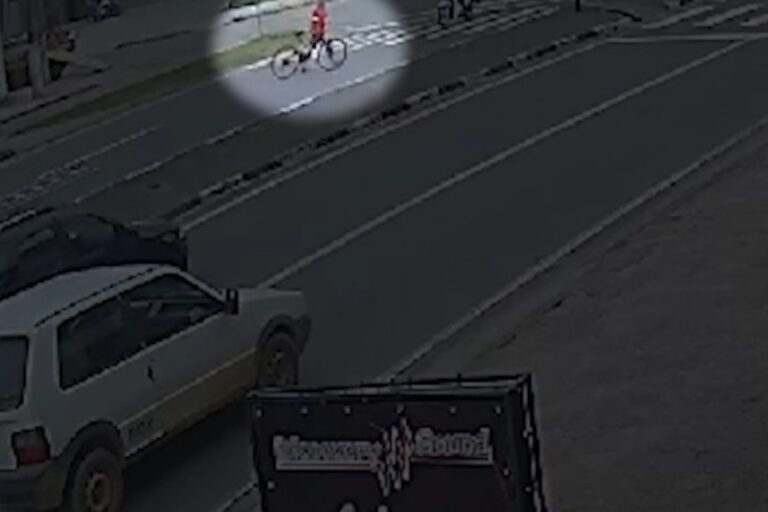 Vídeo mostra motociclista atingindo ciclista idoso em avenida