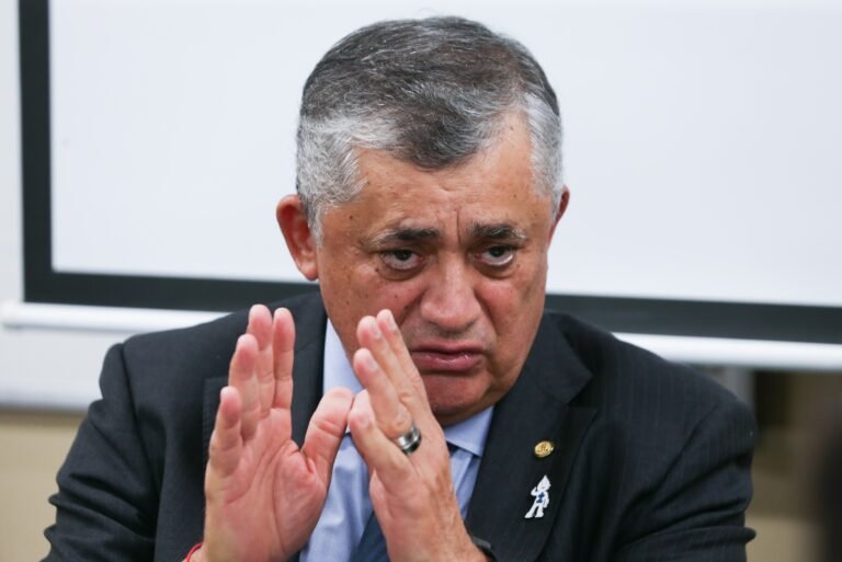 Desentendimento no PT ajudou a adiar votação da PEC