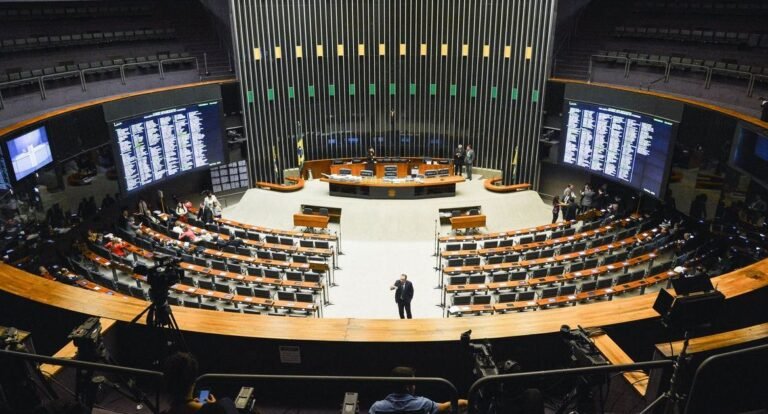 Think Policy: Centrão faz jogo duplo e cria dúvidas