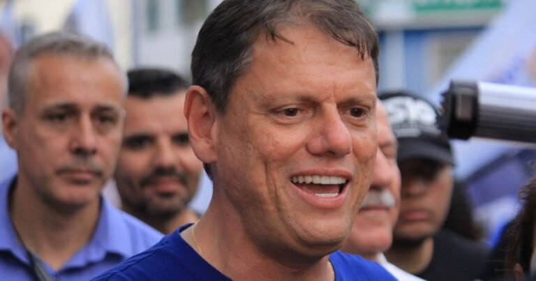 Tarcísio defende rever conduta da PM após mortes provocadas