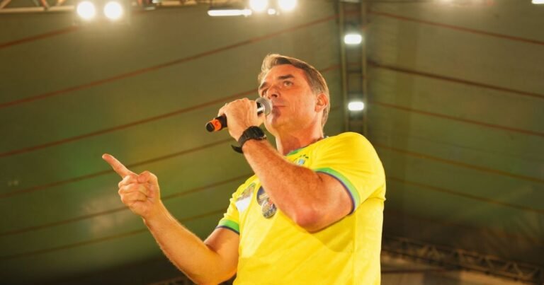 Flávio Bolsonaro exclui Eduardo do cargo de chanceler