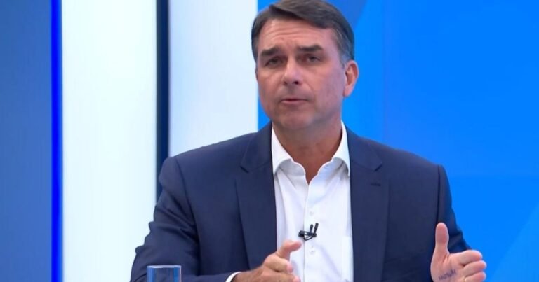Flávio Bolsonaro descarta cortes a pobres e apoia fim da escala 6×1