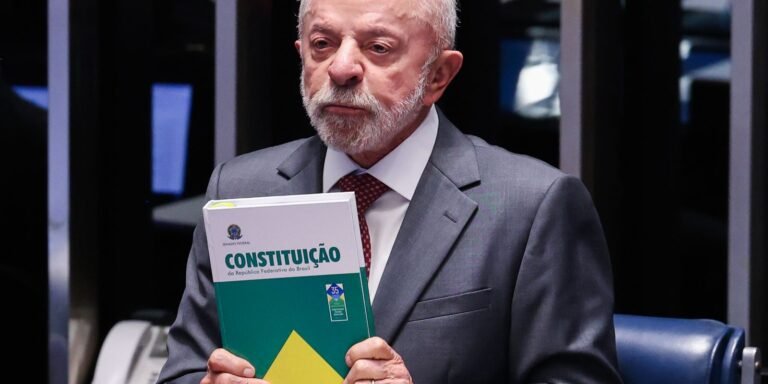 Lula anuncia fim da escala 6×1 em passeatas de MG
