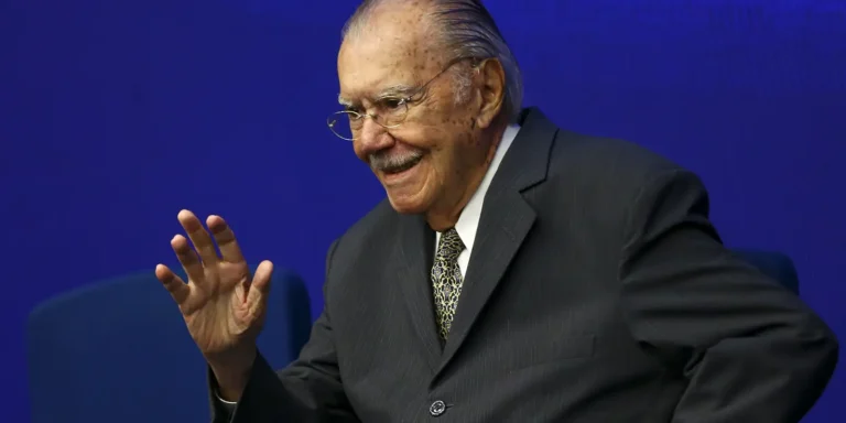 José Sarney recebe alta hospitalar após nove dias