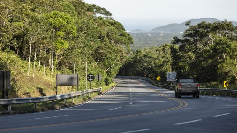 Rodovia Mogi-Bertioga tem tráfego normal e tempo nublado neste