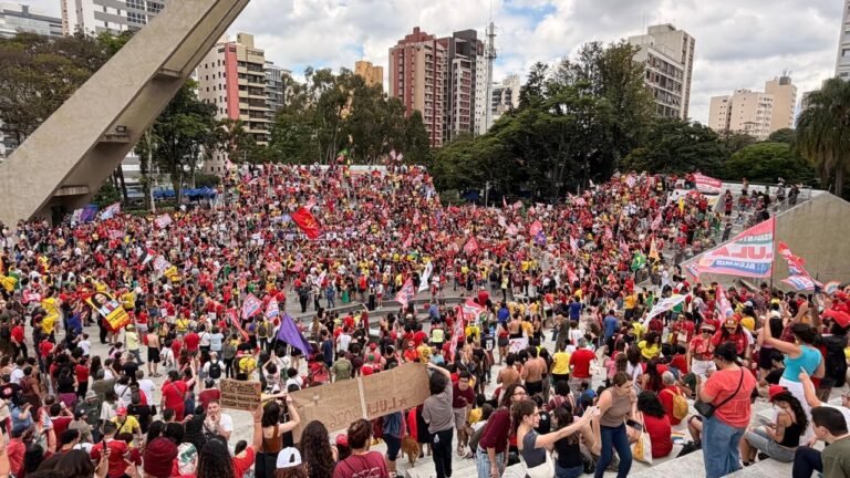 Manifestantes fazem ato de apoio à reeleição de Lula