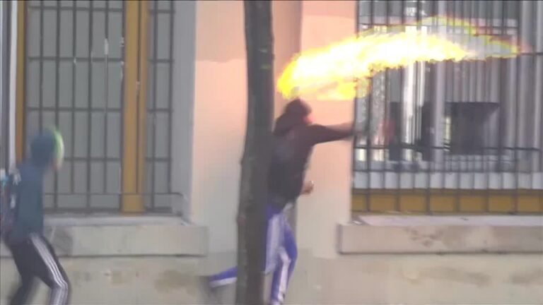 Estudantes albaneses lançam coquetéis Molotov em Tirana
