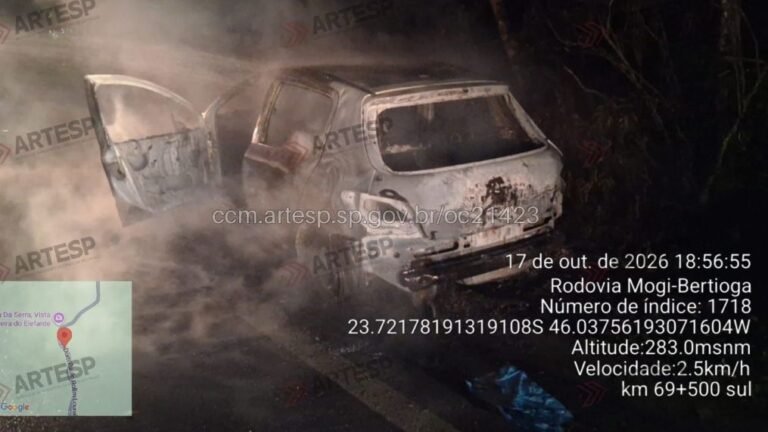 Incêndio em carro mobiliza resgate e deixa uma pessoa