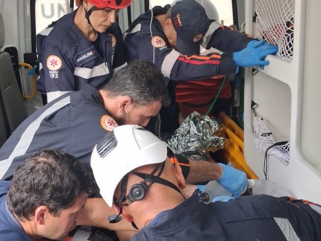 SAMU reanima mulher e trata vítimas em colisão na Costa Sul