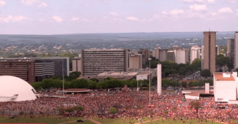 Ato em apoio a Lula reúne manifestantes na Esplanada