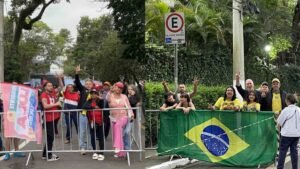 “Band” instala grades para separar apoiadores de Lula