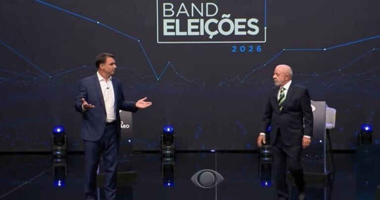 Lula e Flávio Bolsonaro trocam acusações sobre parentes em debate