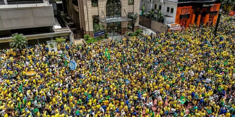 Flávio Bolsonaro manifesta na Paulista antes do segundo turno