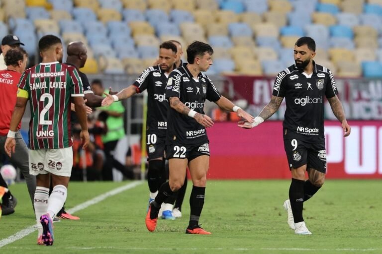 Santos reage no segundo tempo e vira