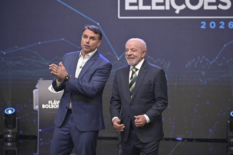 Lula desafia Flávio a abrir contas no debate