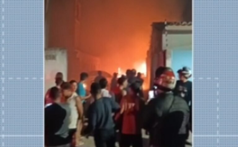 Explosão de fogos de artifício causa incêndio em casa