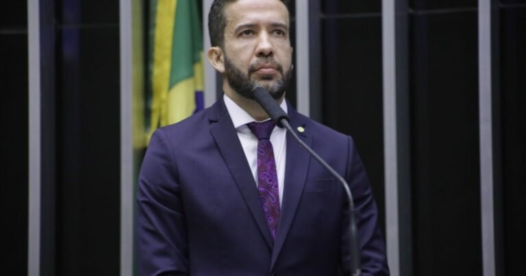 Janones é internado com arritmia cardíaca após debate