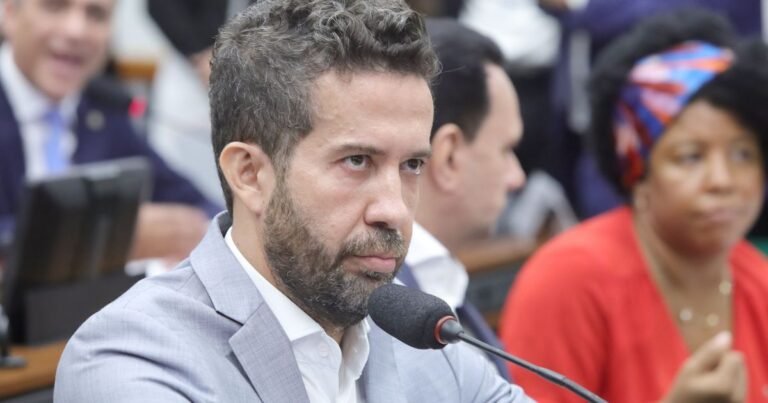 Janones é internado com arritmia cardíaca