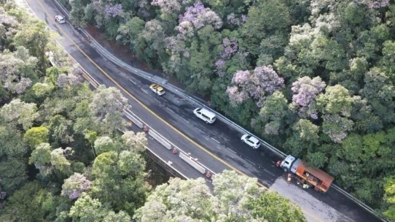 Trânsito normal e céu encoberto na rodovia Mogi-Bertioga
