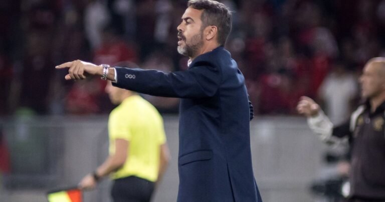 Artur detalha papel que teve na janela e revela