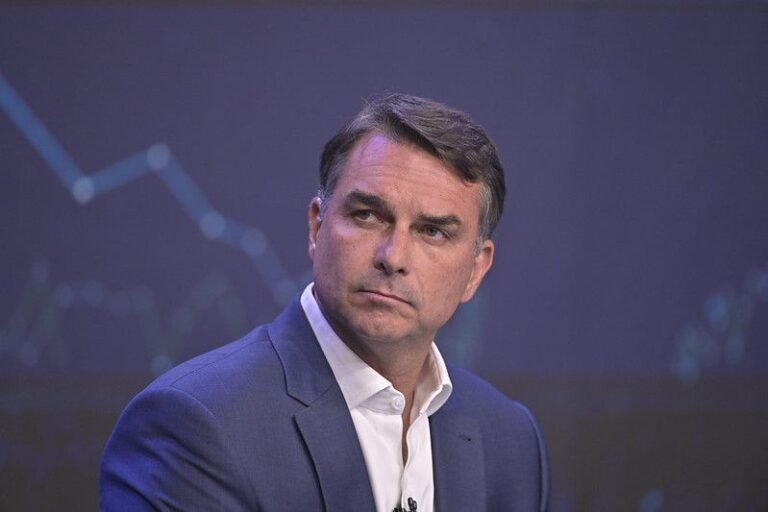 Flávio diz que aceita desafio de Lula de abrir