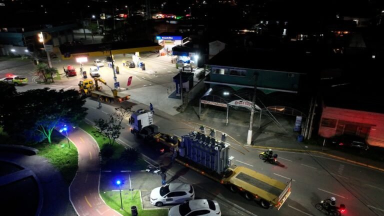 Carreta de 25 metros entrega transformador de 50 toneladas em Ilhabela