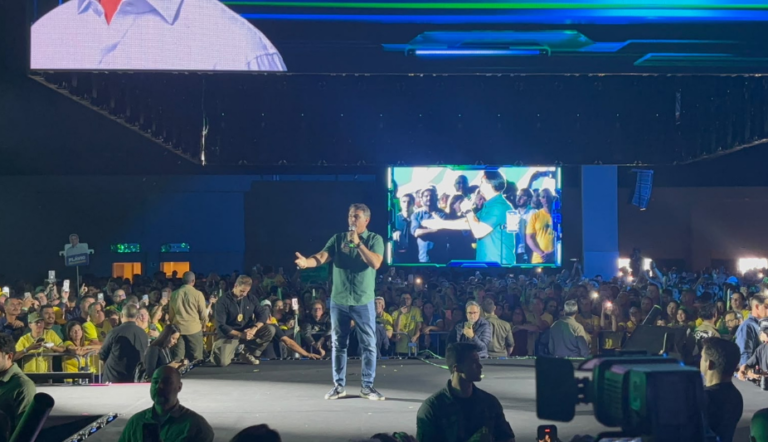 Flávio Bolsonaro aceita abrir sigilo com 19 exigências