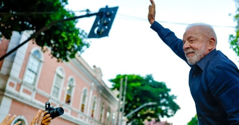 Lula cancela gravações para preservar voz antes do último