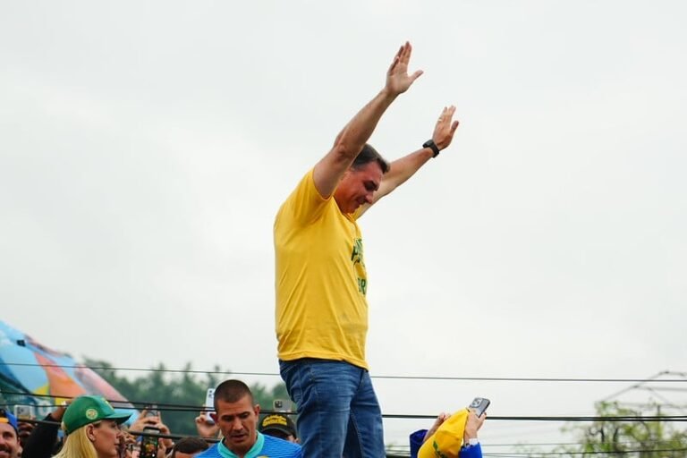 Flávio Bolsonaro recebe Rolex em lancha durante pandemia