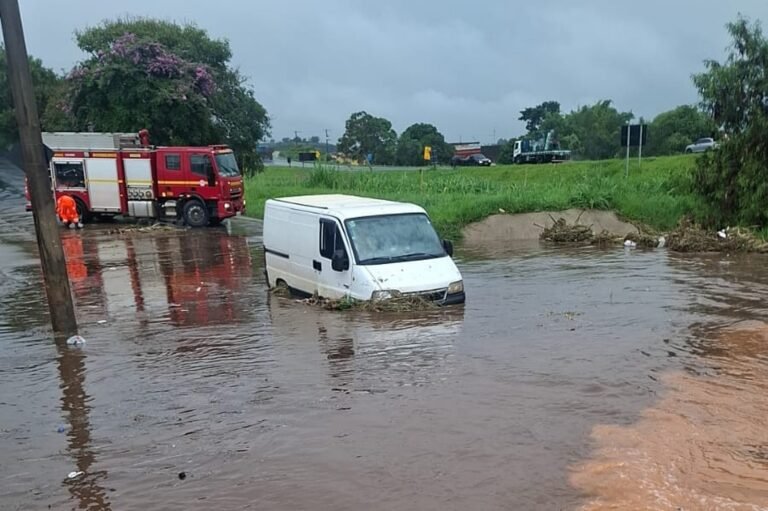 Chuva forte causa alagamentos em São Sebastião do Paraíso