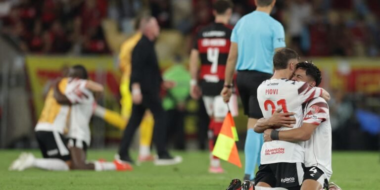 Estudiantes bate Fla e Palmeiras terá revanche pelo tetra