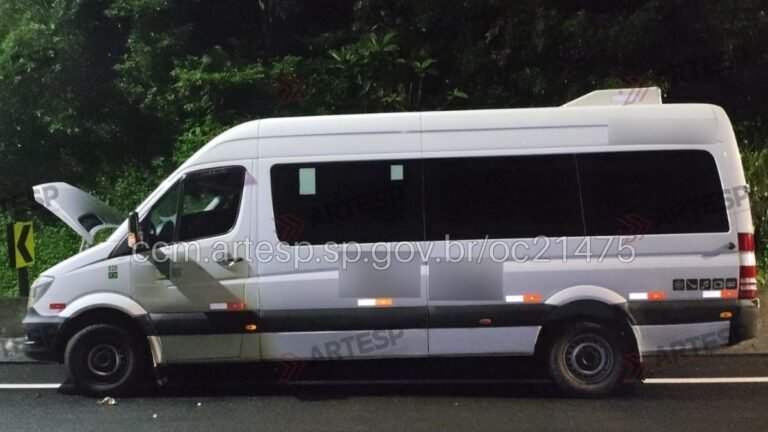 Van bate em barreira após aquaplanar na rodovia
