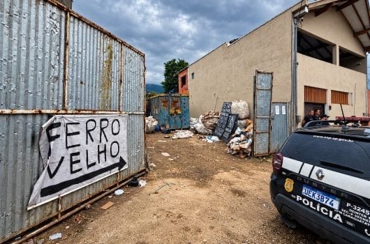 Caraguatatuba fecha seis ferros-velhos e prende suspeito