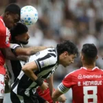 Botafogo enfrenta Internacional em um jogo de confronto direto para se afastar do rebaixamento