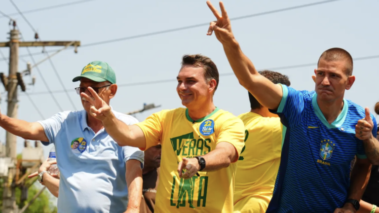 Ao vivo: Flávio realiza ato na Barra da Tijuca