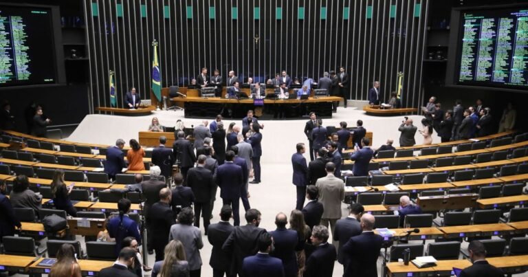 Câmara renova 57,7% com deputados reeleitos