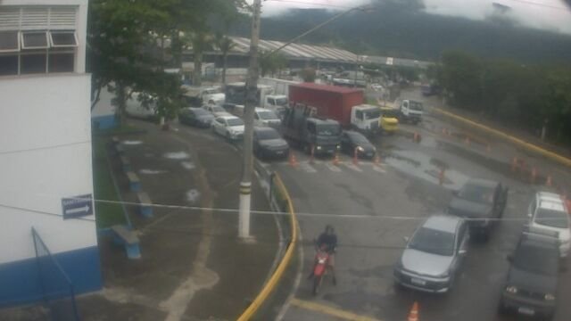 Balsa de Ilhabela restringe caminhões por maré baixa