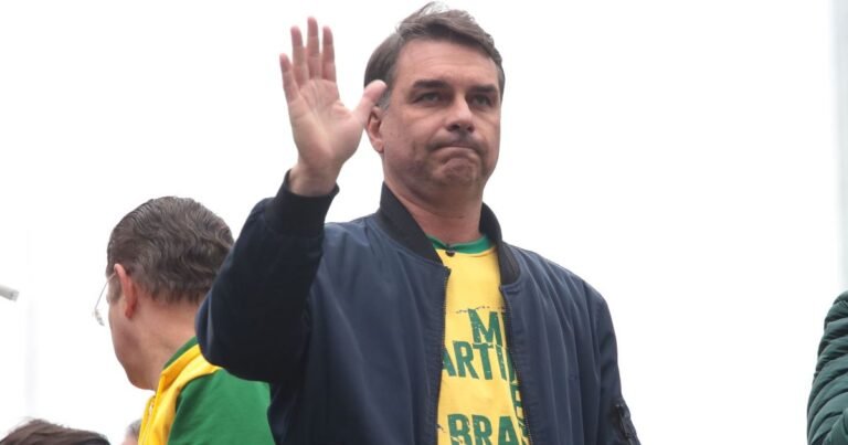 Flávio Bolsonaro viaja a Goiânia para ampliar apoio